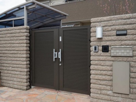 Pose de portail &agrave; Gu&eacute;rande : mat&eacute;riaux, techniques et d&eacute;lais